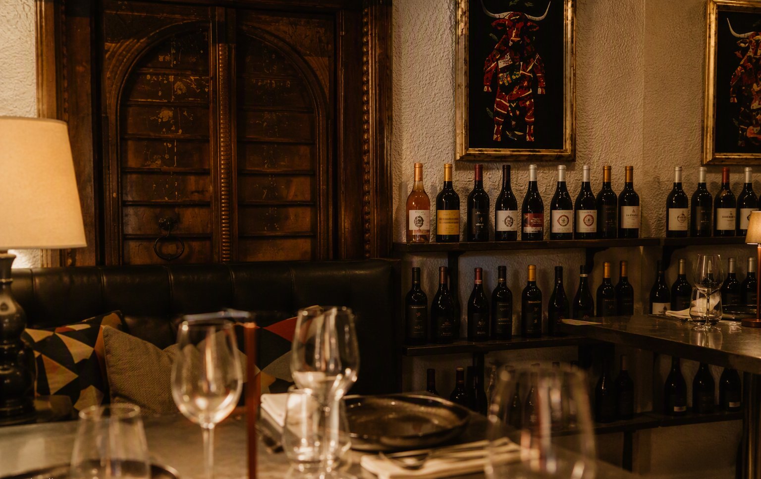 L'angolo sala con la parete di vini di Osso Meat Lab